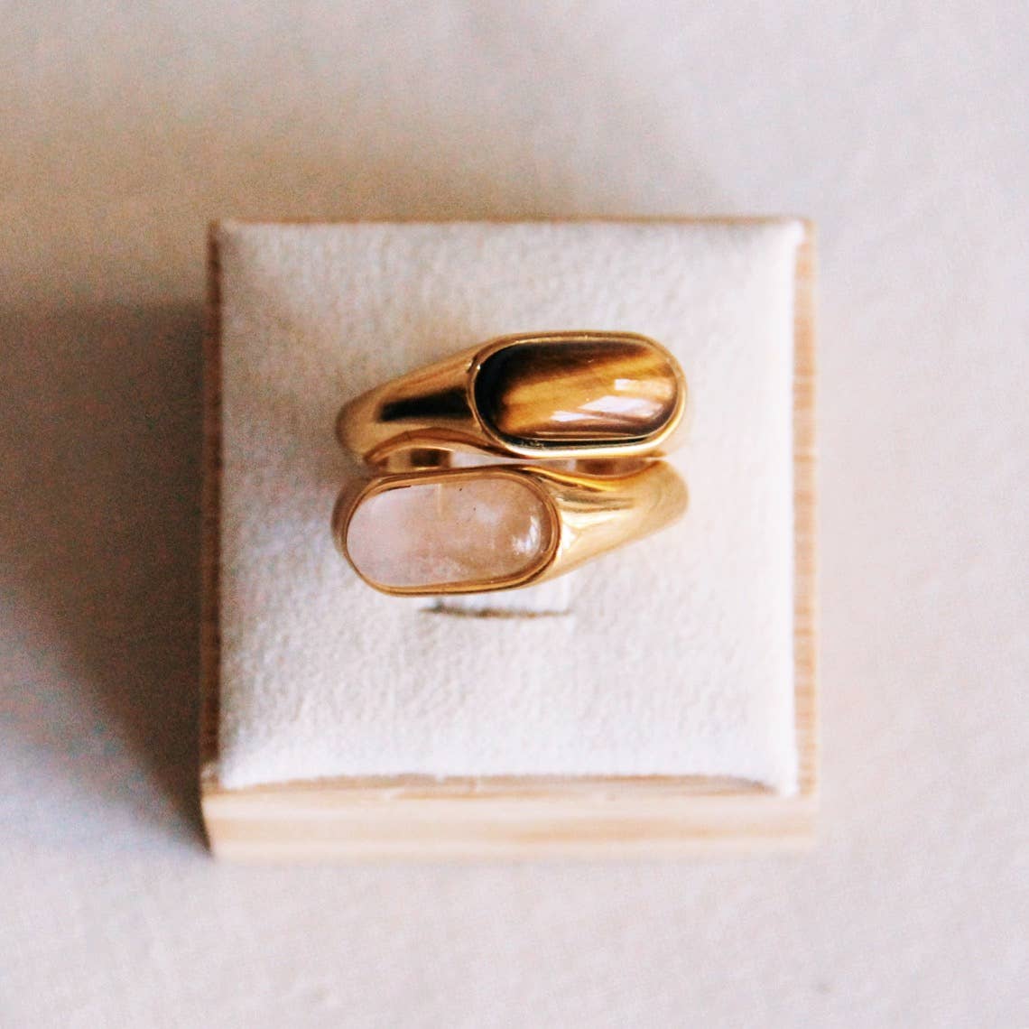 Stainless steel ring with natural stone - light pink/gold