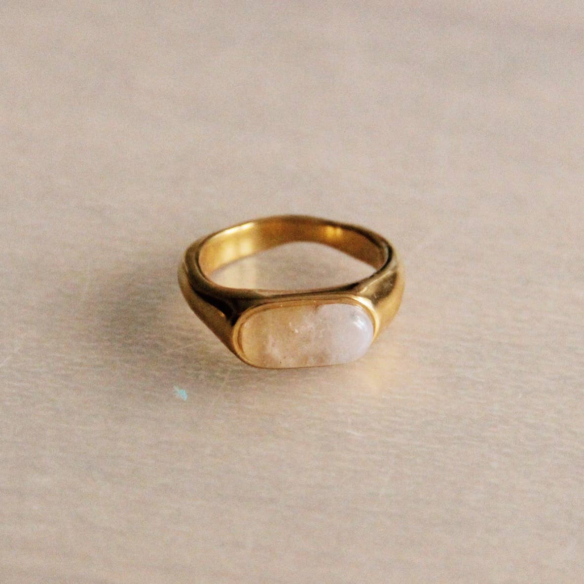Stainless steel ring with natural stone - light pink/gold
