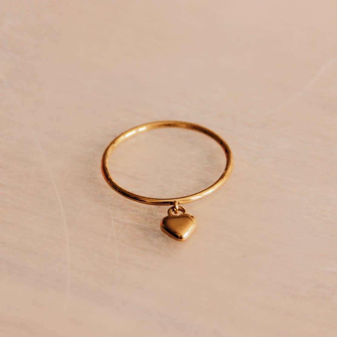Stainless steel minimalist ring with hanging heart - gold